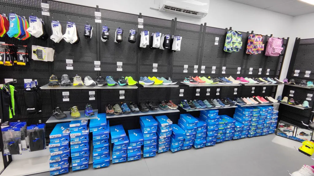 Zona de calzado, calcetines y mochilas Joma en la tienda Jomagrx de Granada