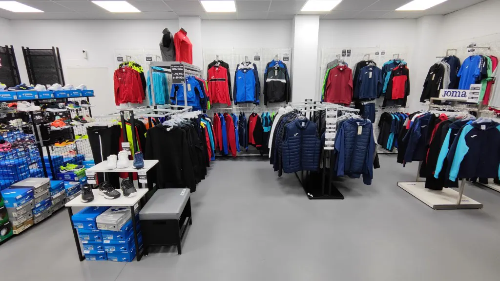 Interior de la tienda oficial Joma GRX en Granada con ropa deportiva y calzado